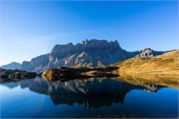 Lac de Pormenaz et reflets Fiz