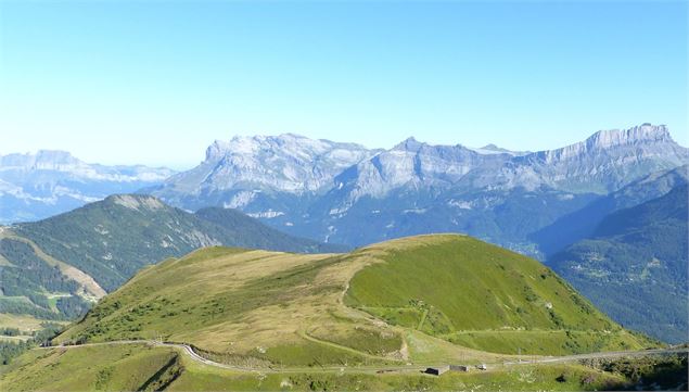 Vue sur le mont Lachat et la chaîne des Fiz en arrière-plan