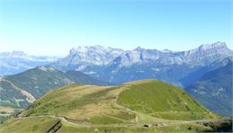 Vue sur le mont Lachat et la chaîne des Fiz en arrière-plan