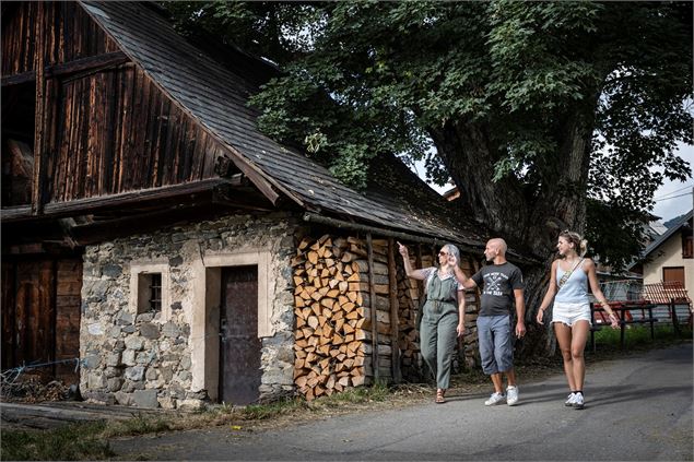 Randonneurs dans le village - Tilby.Vattard