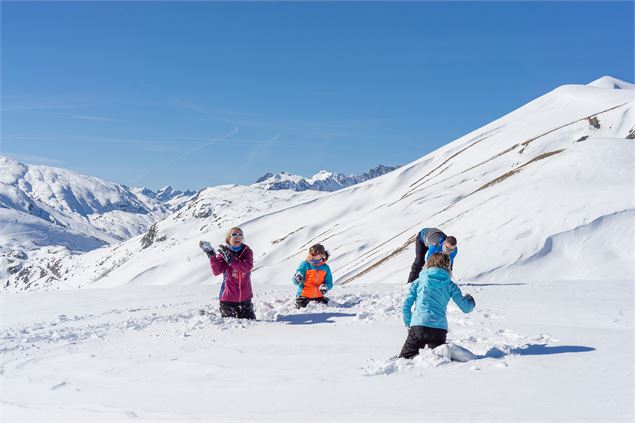 Balade de boules de neige en famille - Corbier Tourisme