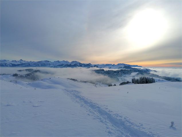 Sentier d'Ajon au coucher du soleil - M&B Tourisme