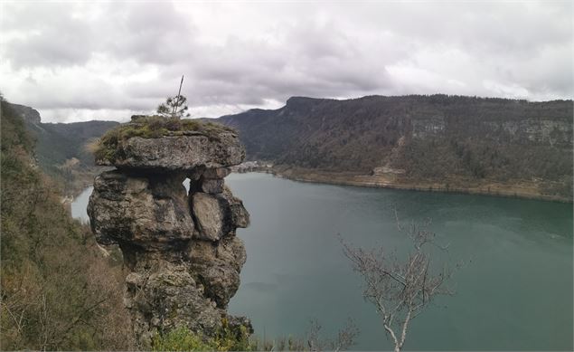 Le rocher de Maria Mâtre au dessus du lac de Nantua - Eric Chaxel