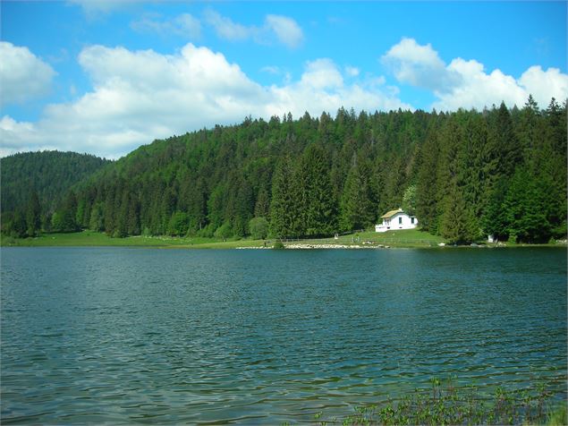 Parcours VTT 70 rouge - D'Oyonnax au lac Genin - Espace FFC Ain Forestière - Denis_Godet_Auberge_lac