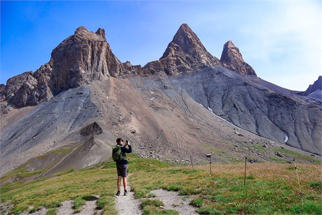 Randonneur arrivant au pied de la Tête de Chat, Aiguilles d'Arves - Office de Tourisme de Saint Jean