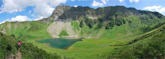 Vue sur le lac de Tvaneuse et le Roc de Tavaneuse - Patrick