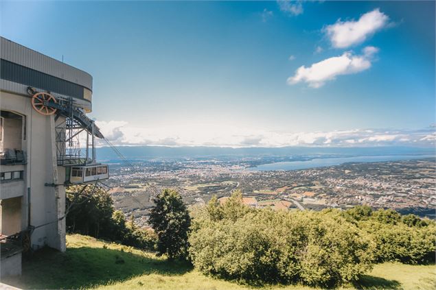 Vue sur Geneve et le lac Leman depuis la gare superieure du Telepherique du Saleve - OT Monts de Gen