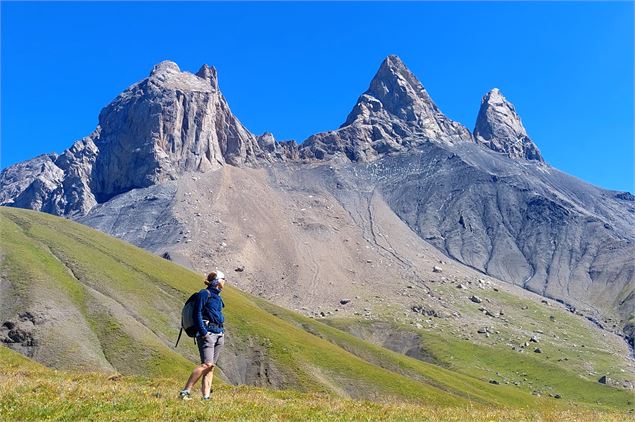 Randonneuse sous les Aiguilles d'Arves au départ du Chalet d'la Croë - K.Mandray