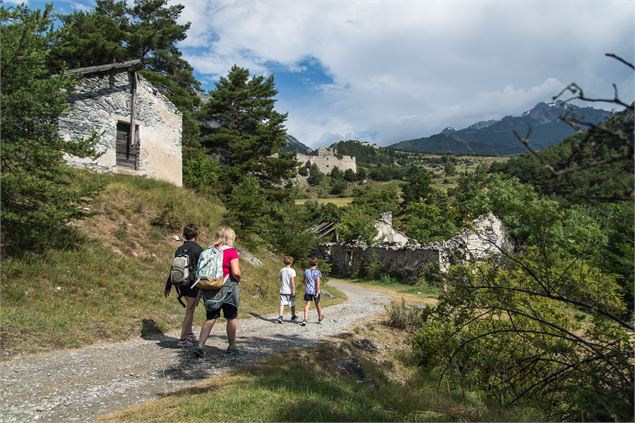 Famille de randonneurs en direction du fort Victor Emmanuel - A. Pernet