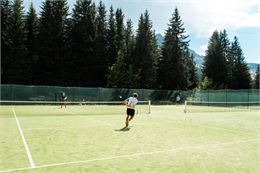 Joueurs sur un des terrains de tennis - OT Flaine - N.Ladrix