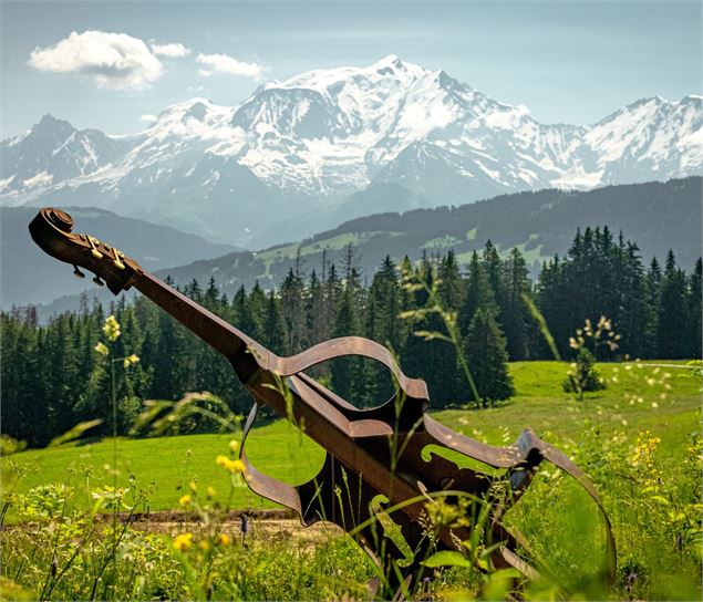 instrument devant le Mont-Blanc - mairie de Combloux