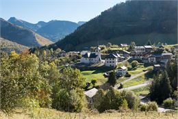 Vue sur le village depuis le hameau du Crêt - Yvan Tisseyre / OT Vallée d'Aulps