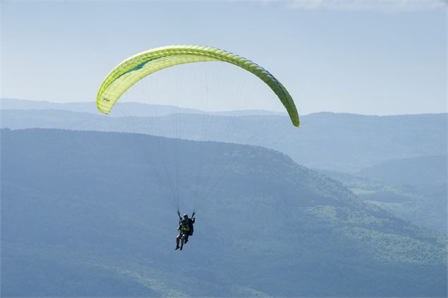 Parapente en Terre Valserhône - ©Daniel Gillet - OT Terre Valserhône