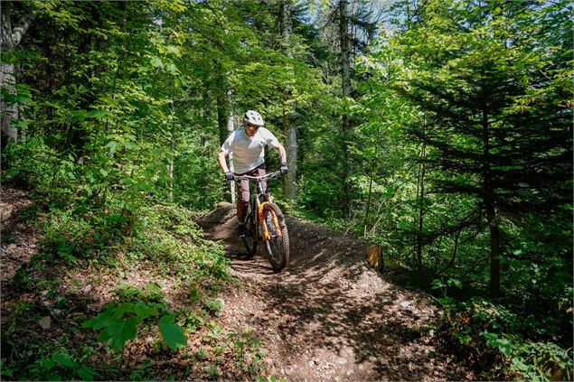Vététiste sur piste de DH - Thomas Balliard
