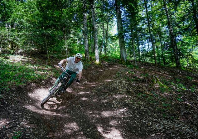 Vététiste sur piste de DH - Thomas Balliard
