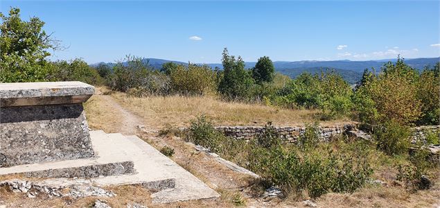 Belvédère des ruines de l'église de St Julien sur Roche - scalland