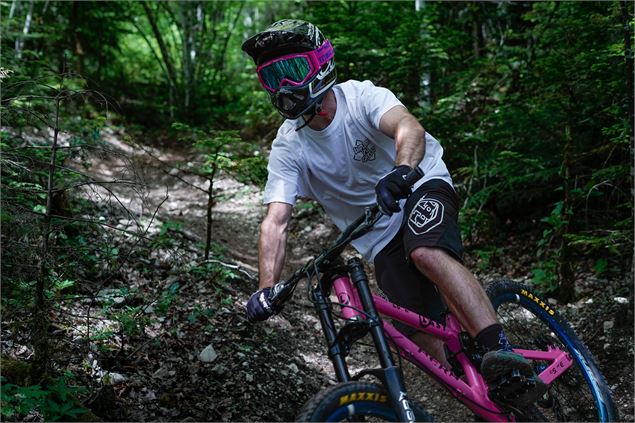 Vététiste sur piste de DH - Thomas Balliard