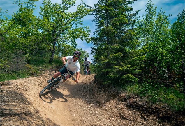 Vététiste sur piste de DH - Thomas Balliard