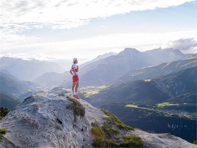 Thibaut Baronian surplombant Val Cenis et la Haute Maurienne Vanoise - OTHMV - D. Cuvelier