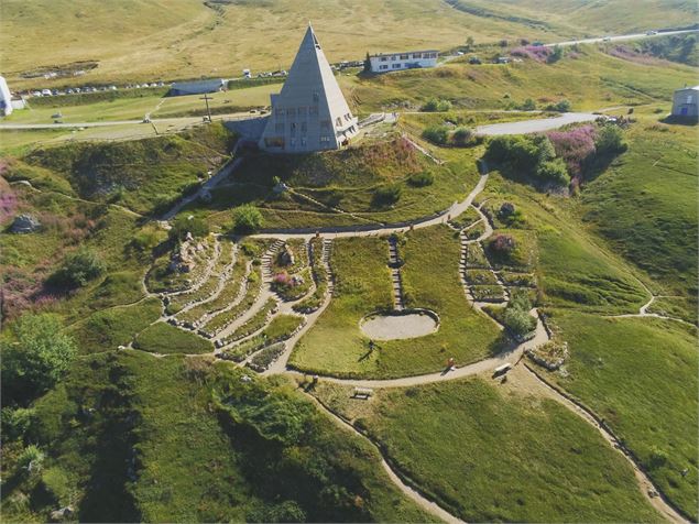 La Pyramide et le Jardin Alpin vus du ciel - F. Albouy