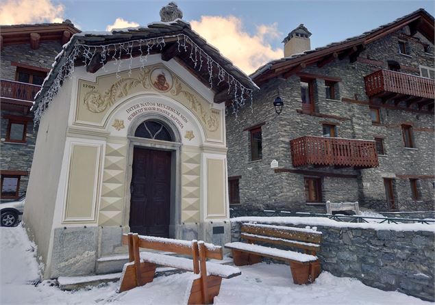 Vue extérieure de la Chapelle St Jean Baptiste à Val Cenis Lanslebourg en hiver - Jean-François Dura