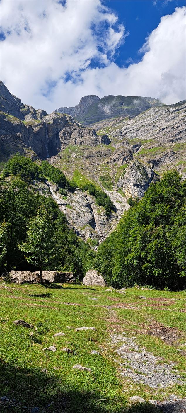 Pierre Fendue de loin - Cordon Tourisme