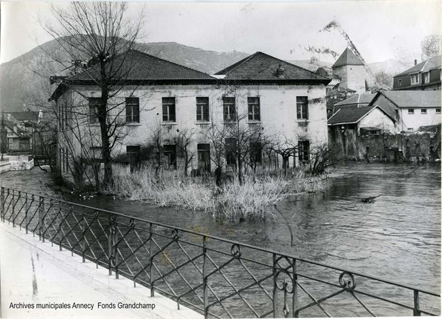 Bâtiment d'industrie sur l'Ile Saint Joseph 1962. Annecy. - Archives municipales 5 Fi 5007. Fonds G