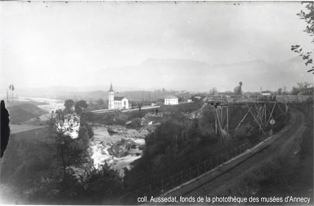 La ligne de chemin de fer Aix-les-bains/Annecy au niveau des Forges de Cran - coll. Aussedat, fonds