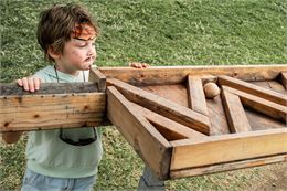 Garçon suivant la boule dans le parcours - OT Flaine - N.Ladrix