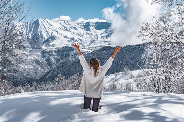 Jeune femme qui s'émerveille devant ce paysage enneigé sur la plateau du Plan Chaud - Office de Tour