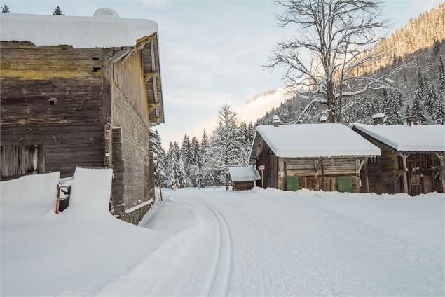 Passage au milieu des chalets des Albertans - Yvan Tisseyre / OT Vallée d'Aulps