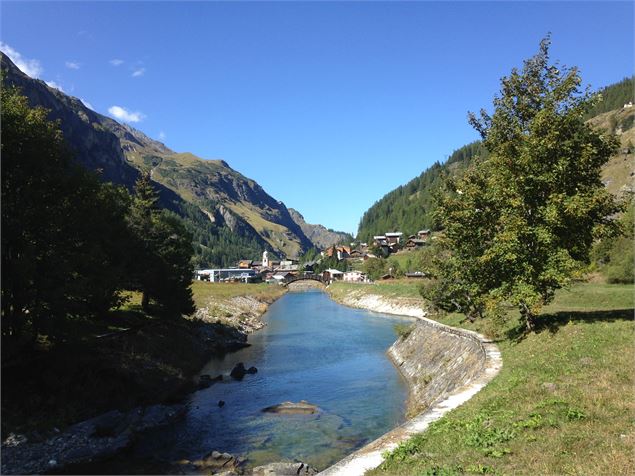 Vue sur le hameau, avec rivière - D. Dereani