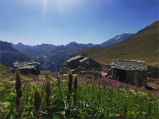 Vue sur des anciennes maisons abandonnées du hameau - Libre usage