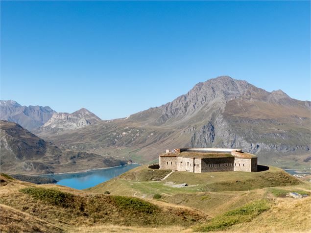 Fort de ronce avec le lac du Mont-Cenis en arrière-plan - OTHMV - R. Salles