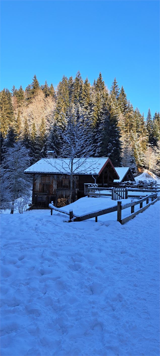 Sentier proche à proximité de maisons - © Cordon Tourisme