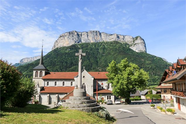 Place de l'église du village d'Alex, entre Annecy, Thônes et la vallée des Aravis - Office de Touris