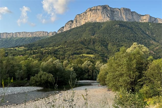 plages naturelles et baigneurs sur les bors du Fier, rive gauche de la plaine. - Sarah conte ses ave