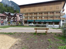 Aire de pique-nique du square des 7 frères_Samoëns - OT SAMOENS