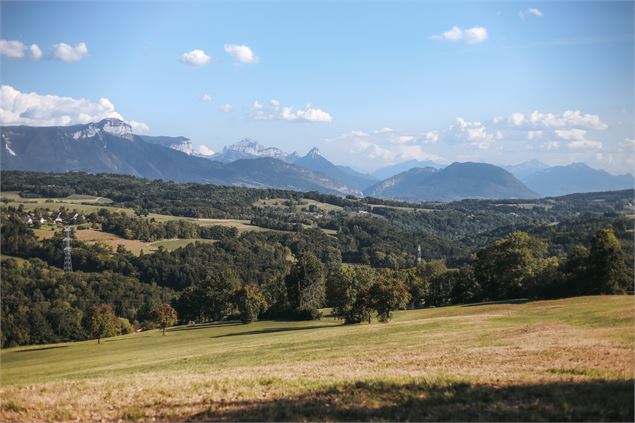 Vue panoramique sur le massif des Bornes - OT Monts du Genevois - A.Modylevskaia