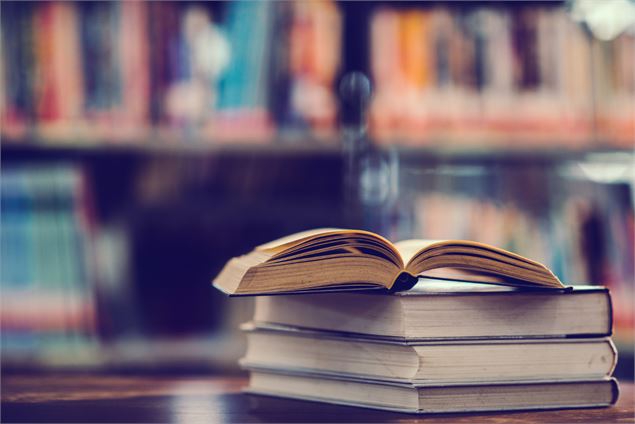 Image livre ouvert dans une bibliothèque - ©Freepik_jcomp