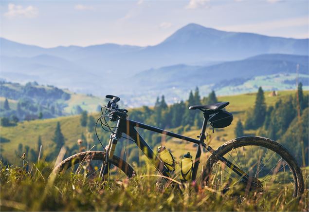 Vélo devant les montagnes - Artphoto pour Freepik