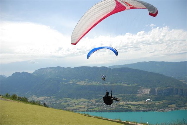 Lac Annecy parapente décollage col de La Forclaz - Office de tourisme Sources du lac d'Annecy