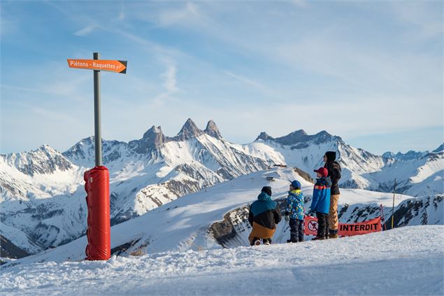 Famille profitant du paysage offert par ce sentier. - APernet