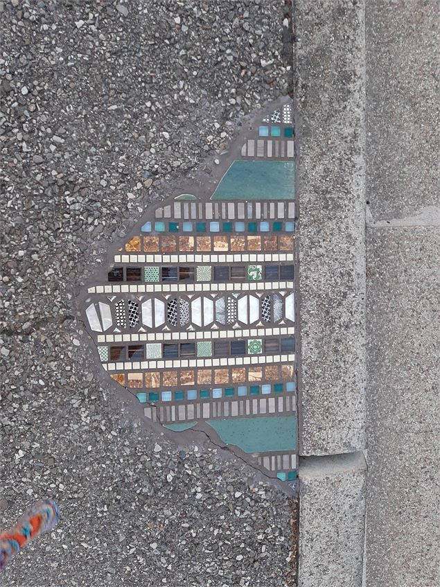 Fresques et murs peints - Les pensements de trottoir d'Ememem_Nantua