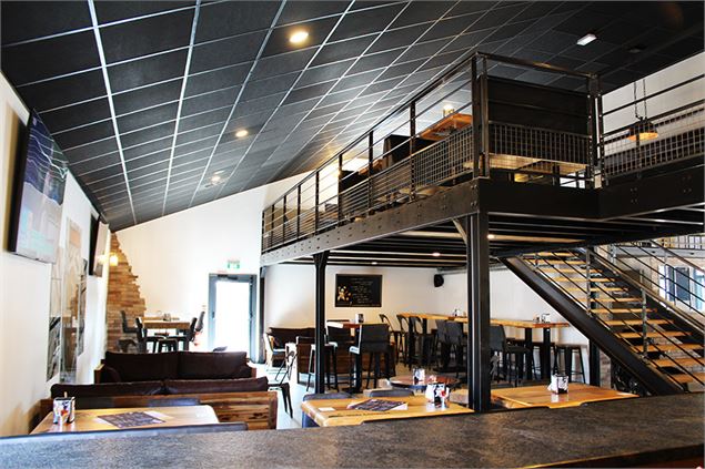 Salle avec mezzanine ambiance cosy industrielle bar à bières Beers Company Pont de Beauvoisin - Beer