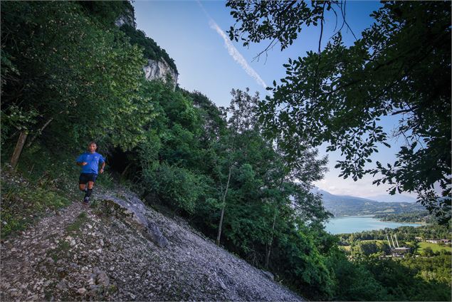 Sentier des balcons du lac d'Aiguebelette avec vue sur le lac - C. Quintard