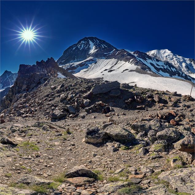 L'Aiguille du Goûter vue d'en bas - Bernard Tartinville