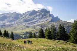 Famille marchant sur le sentier avec la montagne d'Aujon en arrière plan - OT Flaine - N.Ladrix