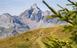 Sentier de l'Arbaron avec la Pointe Percée - OT Flaine / C.Genard