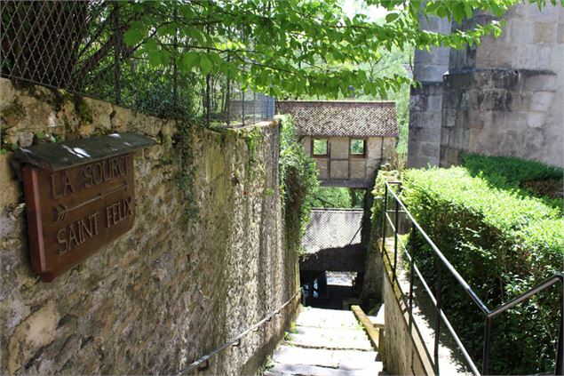 Passage menant à la Source St Félix Pont de Beauvoisin Savoie - OT Val Guiers